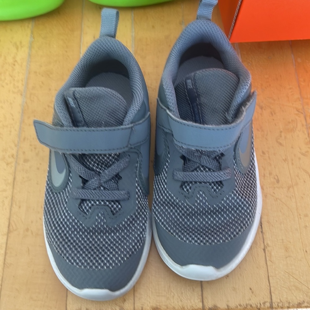 Nike downshifter grey metallic shoes with box like new!!! 9C